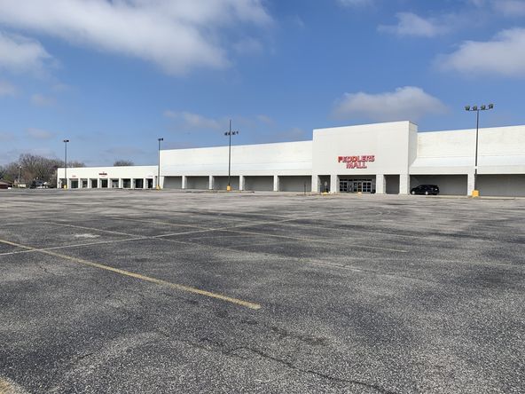 Blackiston Mill Rd Shopping Center: 1418 & 1420 Blackiston Mill Rd, Clarksville, IN 47129
